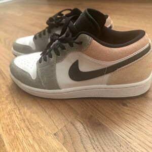 Men’s Nike Air Jordan’s Size 8!  Fun color combo and in excellent condition.